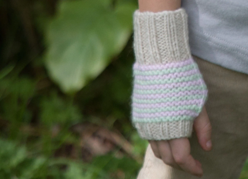 Lisa F LC28 - Lola Hat & Mitts - Knitting Pattern / Kit