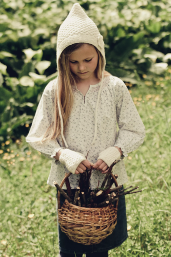 Lisa F LC29 - Beatrix Pixie Hat & Mitts - Knitting Pattern / Kit