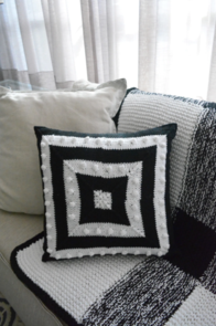 Circulo Knitting Pattern/Kit - Black & White Pillow