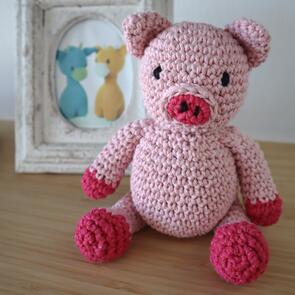Hoooked Amigurumi Kit : Piglet Maggie