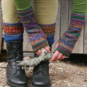 Urth Yarns Knitting Pattern - Austra's Wrist Warmers
